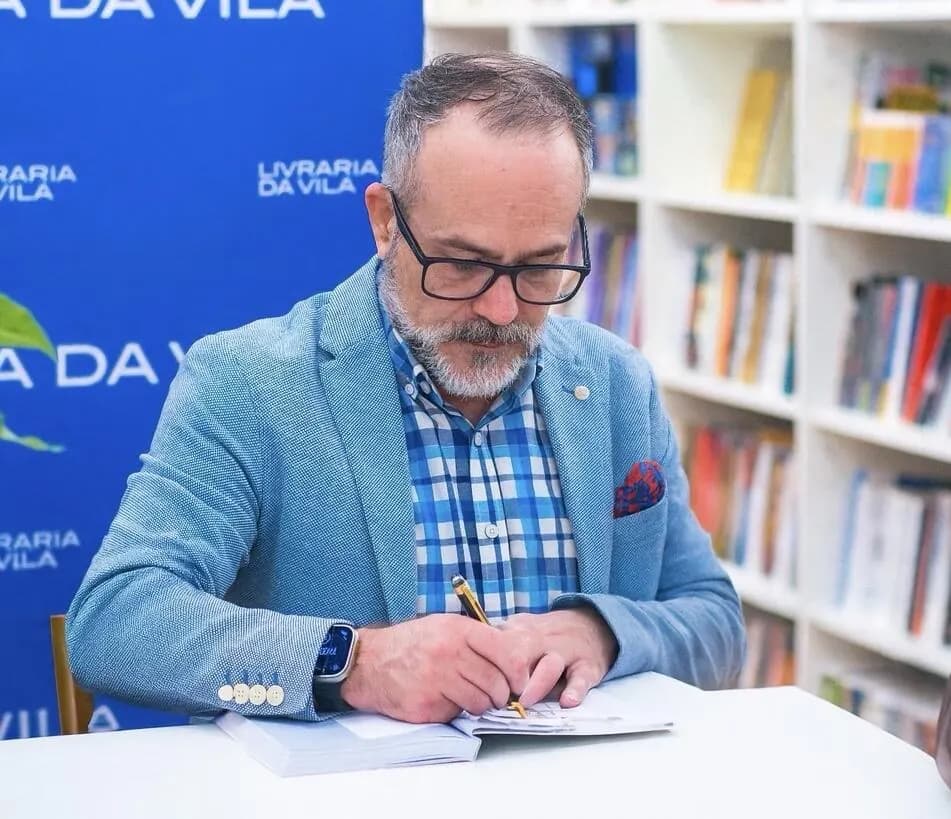 José Manuel Barbosa autografa um livro na Livraria da Vila