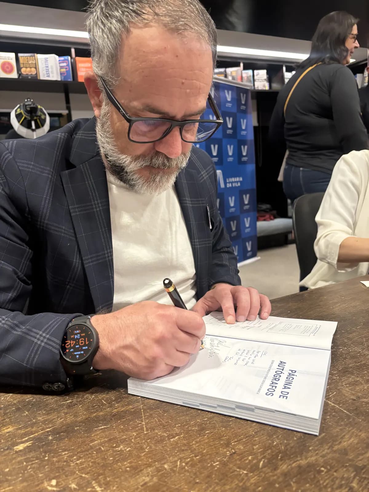 José Manuel Barbosa assina a página de autógrafos de um livro