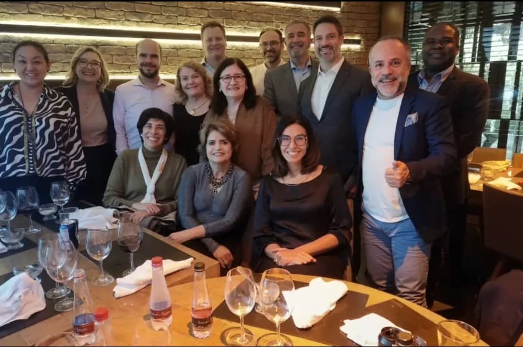 Coordenadores do Capítulo Paraná do IBGC com Valeria Café, diretora-geral do IBGC, e conselheiros do Instituto