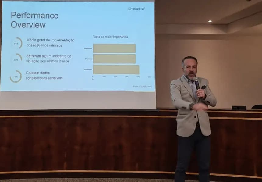 José Manuel Barbosa apresenta dados em palestra da Finanblue