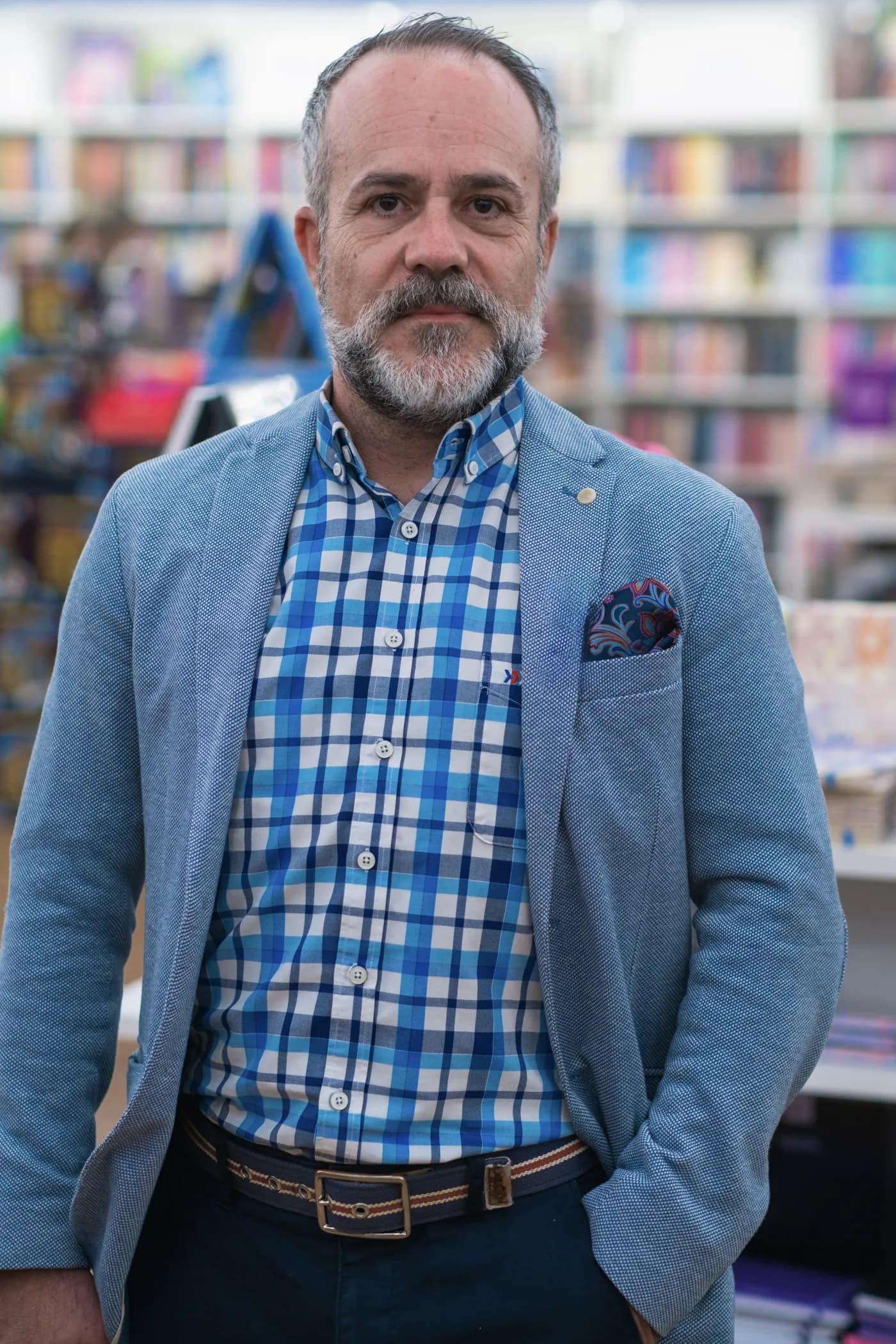 José Manuel Barbosa, em pé, numa livraria